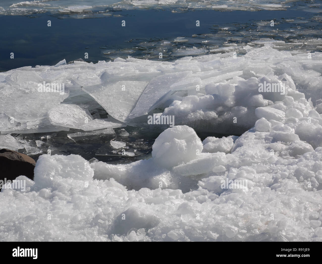 Le printemps apporte des tas de fusion de la neige et de la glace à l'eau libre le long de la la rive du lac Supérieur dans le nord du Minnesota, USA. Banque D'Images