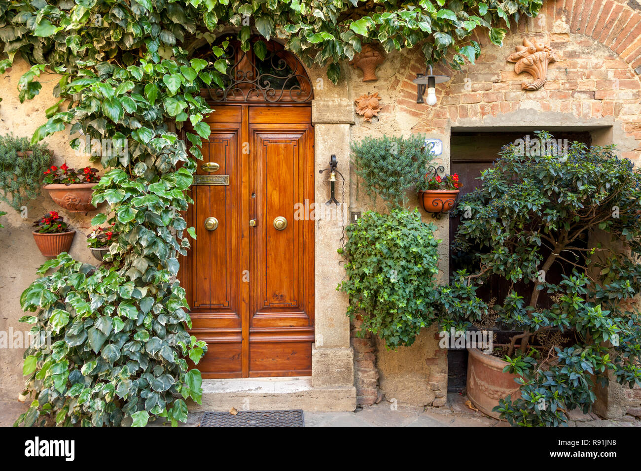 Porte d'entrée à la maison dans le village médiéval de Castelmuzio, Toscane, Italie Banque D'Images