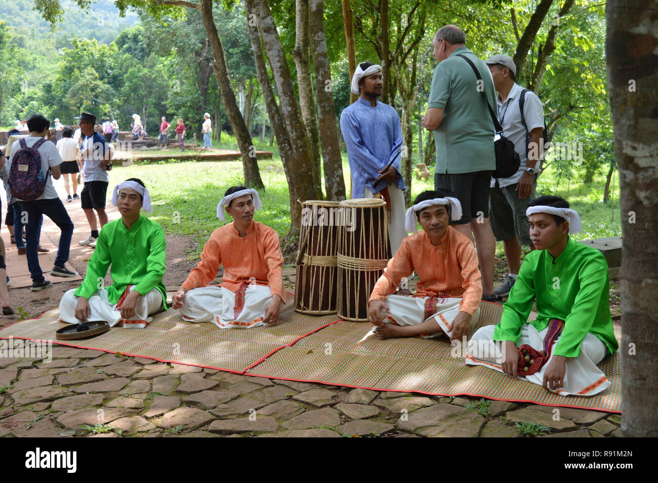 Danseurs et musiciens vietnamiens traditionnels Banque D'Images