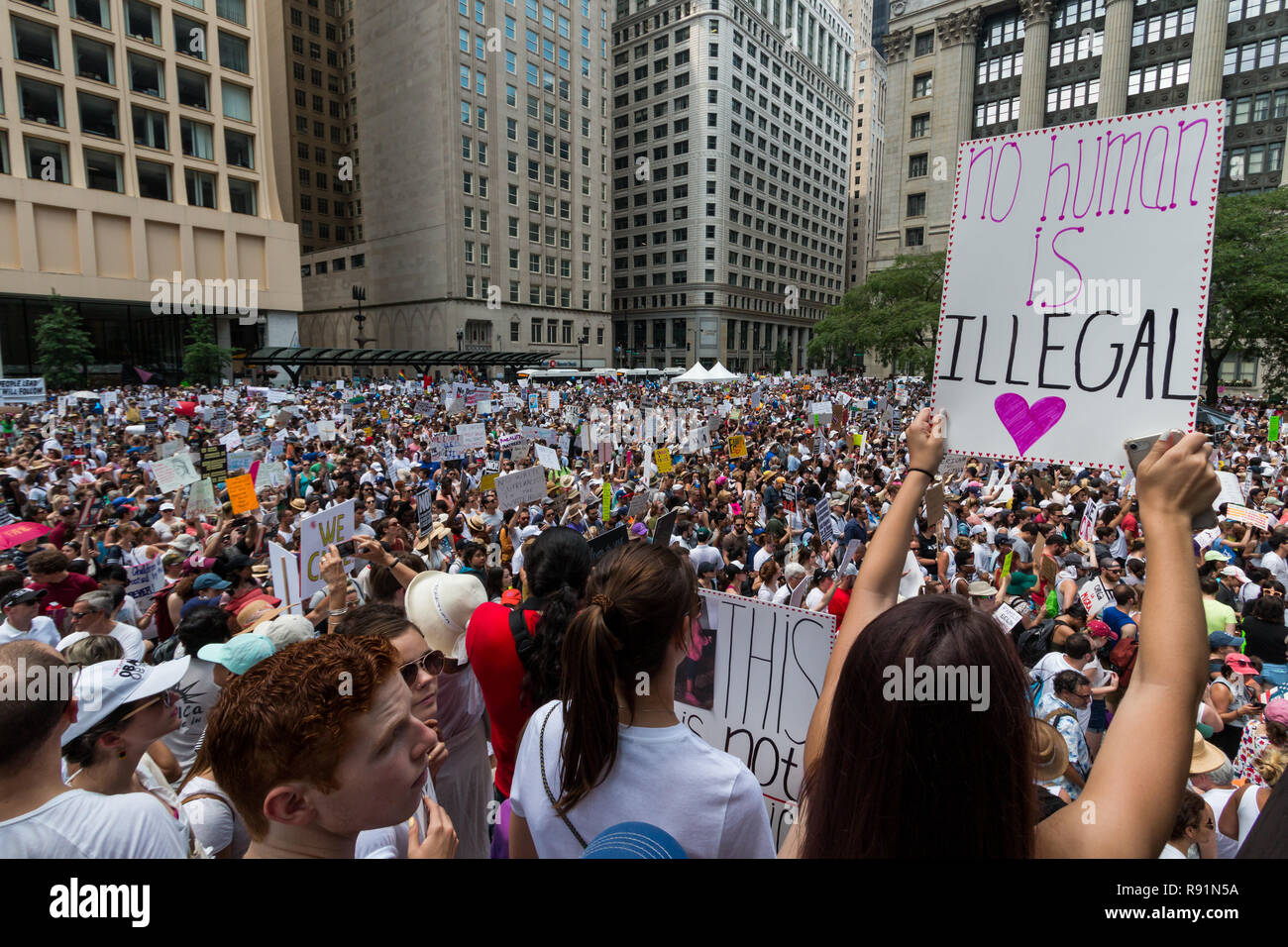 "Familles appartiennent ensemble' manifestants à Chicago's Daley Plaza sur la canicule Samedi, 30 juin, 2018 Banque D'Images
