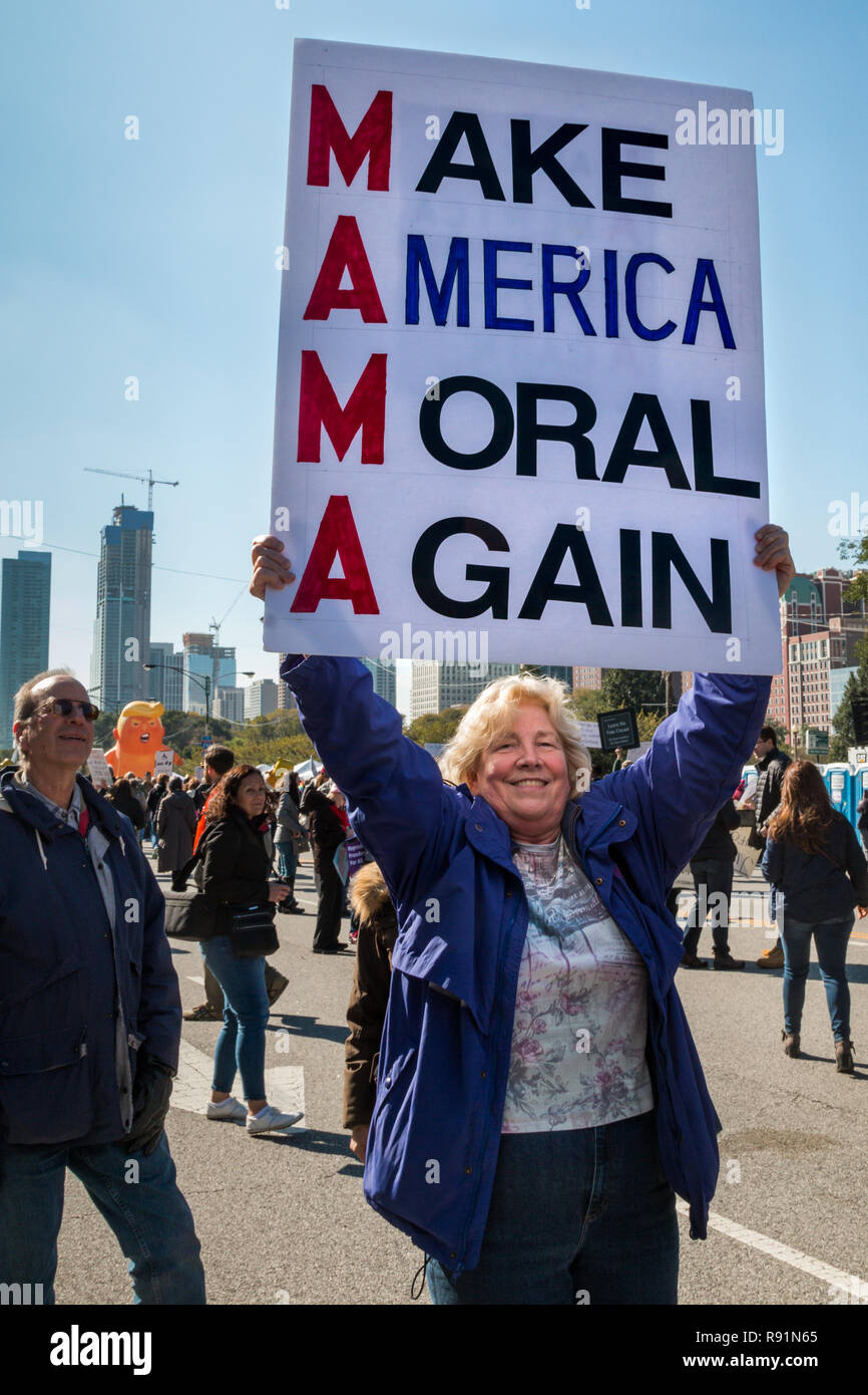 Fier participant à la Chicago 'La Marche des femmes aux urnes' le 13 octobre 2018. Banque D'Images