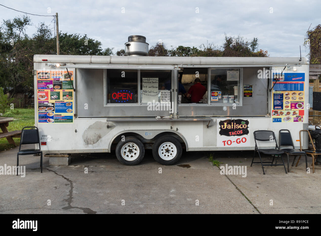 Un camion alimentaire sert des aliments de rue. Fulton, Texas, USA. Banque D'Images