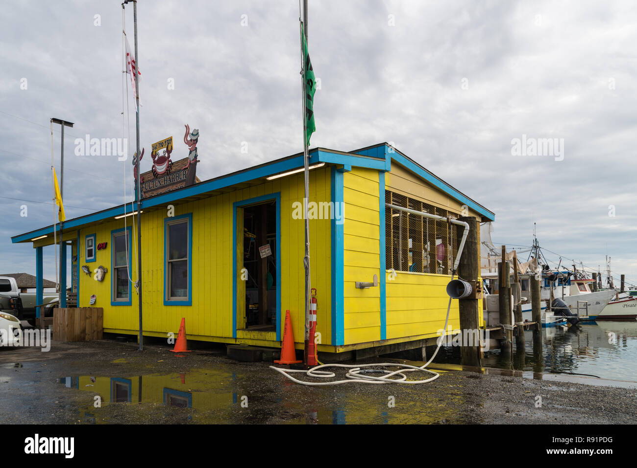 Un petit magasin d'appâts colorés avec de la peinture. Fulton, Texas, USA. Banque D'Images