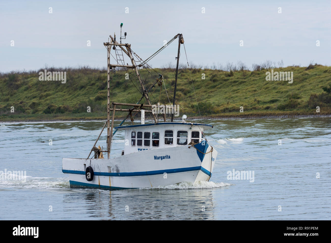 Une crevette bateau naviguant dans la côte du golfe du Mexique. Aransas National Wildlife Refuge, Texas, USA. Banque D'Images