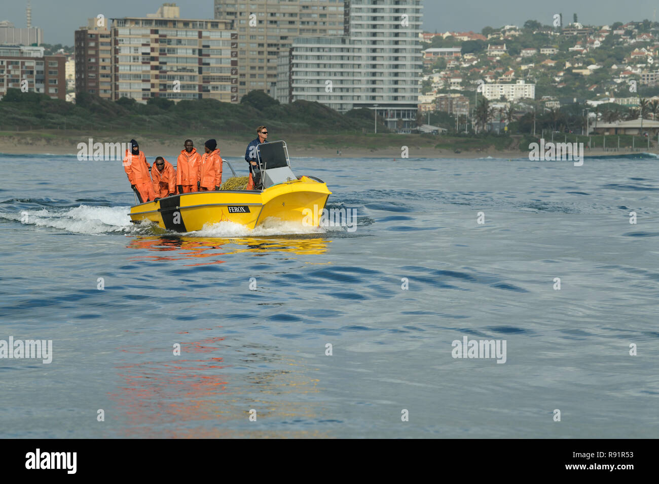 Durban, le KwaZulu-Natal, Afrique du Sud, l'équipage Net requin sur Natal Sharks Board bateau de ski, volant vers le bord de l'ancre au large de filets Banque D'Images