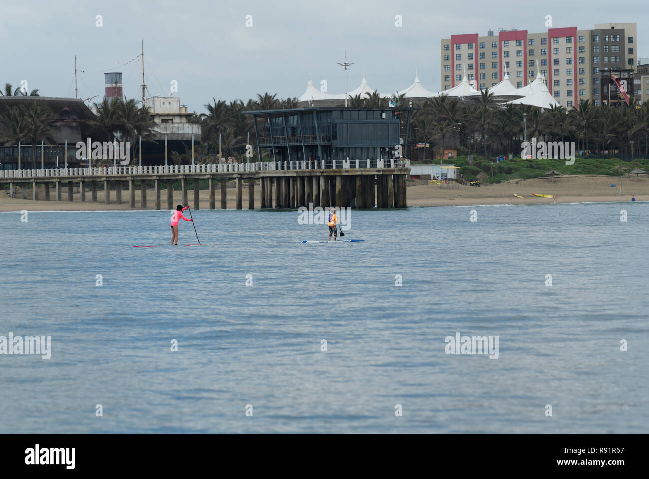 Durban, le KwaZulu-Natal, Afrique du Sud, deux femelles adultes pagayeurs SUP près de Landmark Ushaka pier, sur le front de mer de Durban en parfaite conditions Banque D'Images