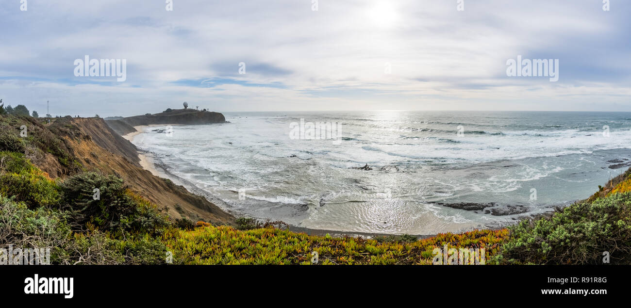 Pillar Point bluffs et Ross Cove sur une journée d'hiver nuageux, côte de l'océan Pacifique, en Californie Banque D'Images