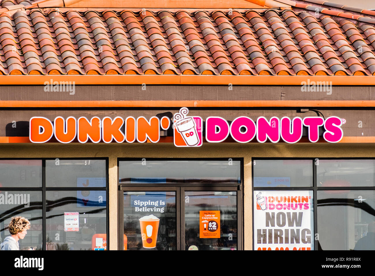 17 décembre 2018 Half Moon Bay / CA / USA - Dunkin' Donuts signe au-dessus de l'entrée de l'emplacement dans Half Moon Bay Banque D'Images