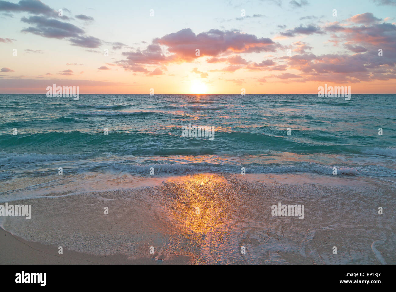 Réflexion Sunrise sur une plage de sable. Golden sunrise à Miami Beach, Floride, USA. Banque D'Images