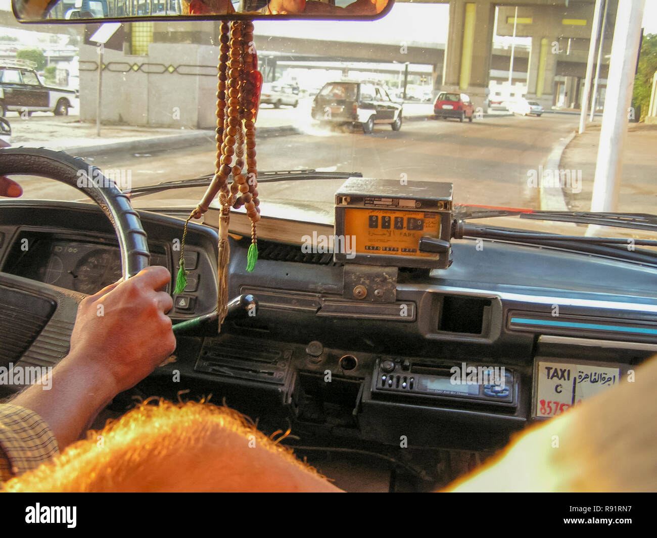 L'intérieur d'un taxi. Paysage urbain de la vieille ville de Le Caire, Egypte Banque D'Images