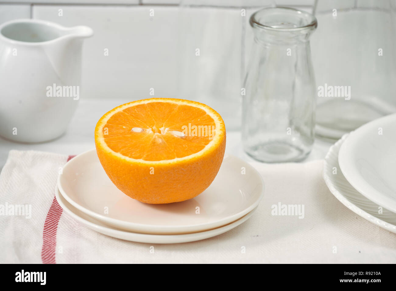 Orange dans un plat sur la table dans la cuisine Banque D'Images