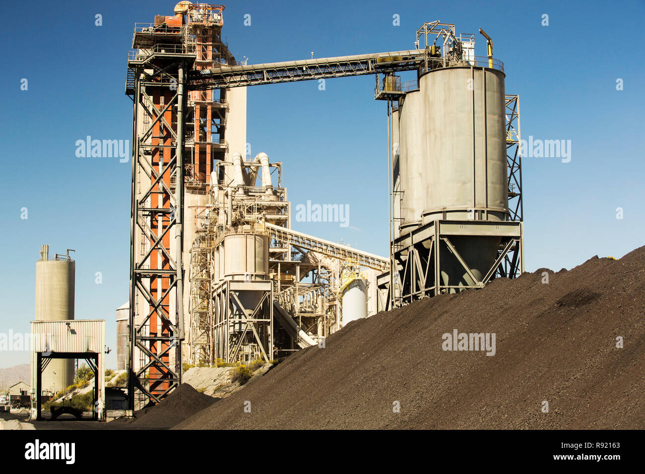 Une cimenterie à Tehachapi Pass, Californie USA, la production du ciment est l'un des la plupart des émissions des industries de la faim sur la planète. Banque D'Images