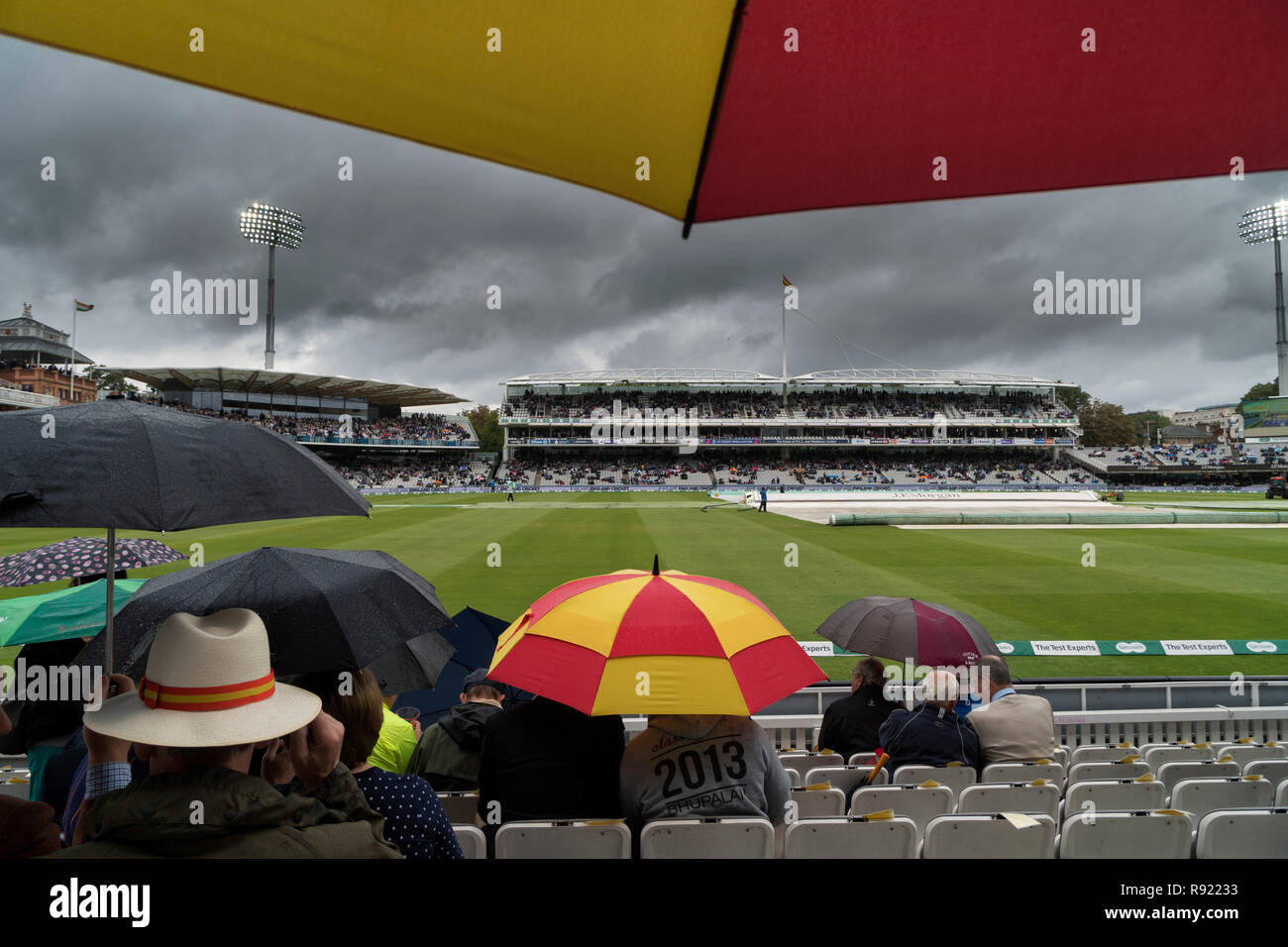 Dans le cadre du CMC et des oeufs bacon distinctif abri couleurs de spectateurs une lourde averse pendant l'Angleterre v l'Inde 2018 test match Banque D'Images