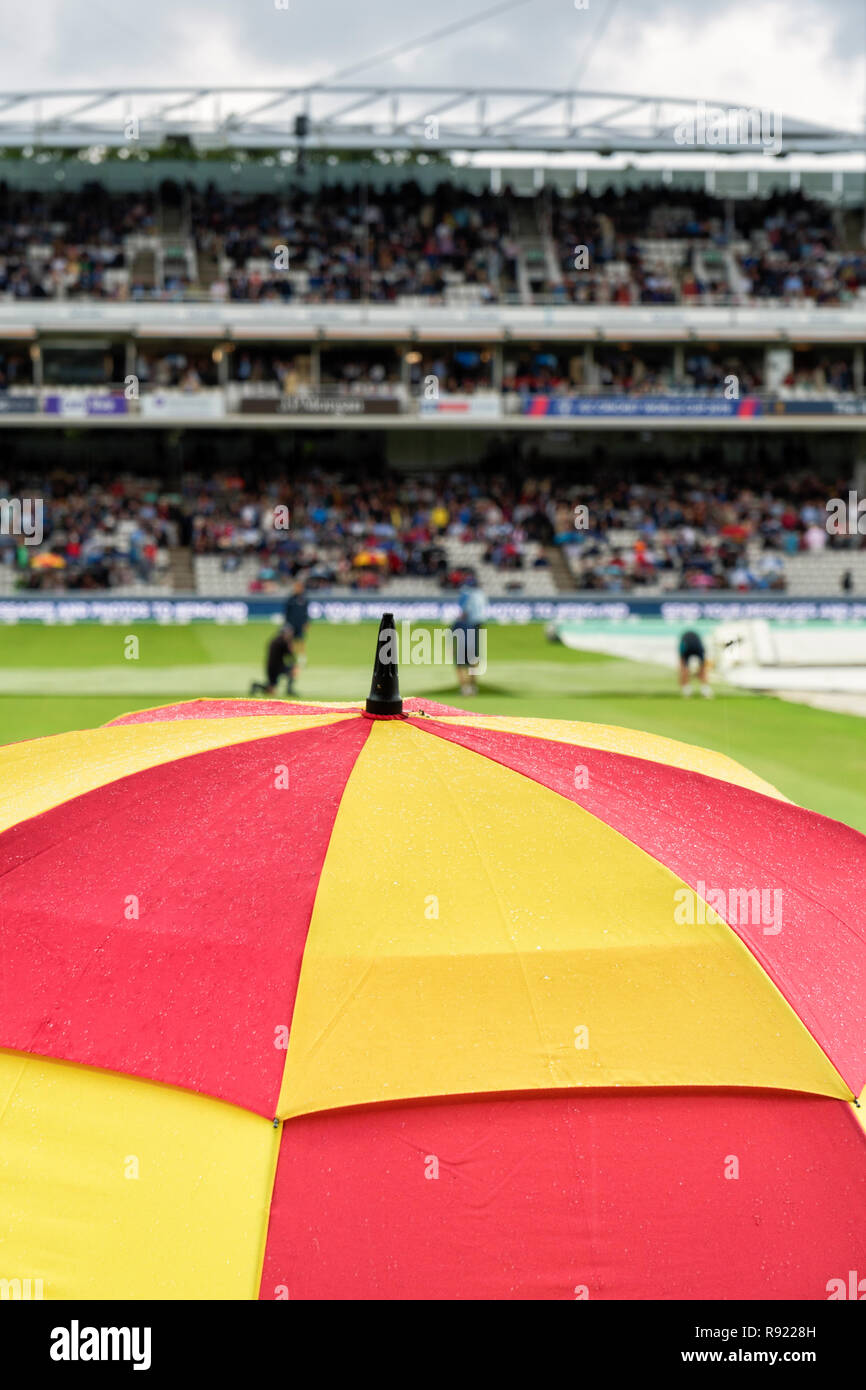 Dans le cadre du CMC et des oeufs bacon distinctif abri couleurs de spectateurs une lourde averse pendant l'Angleterre v l'Inde 2018 test match Banque D'Images