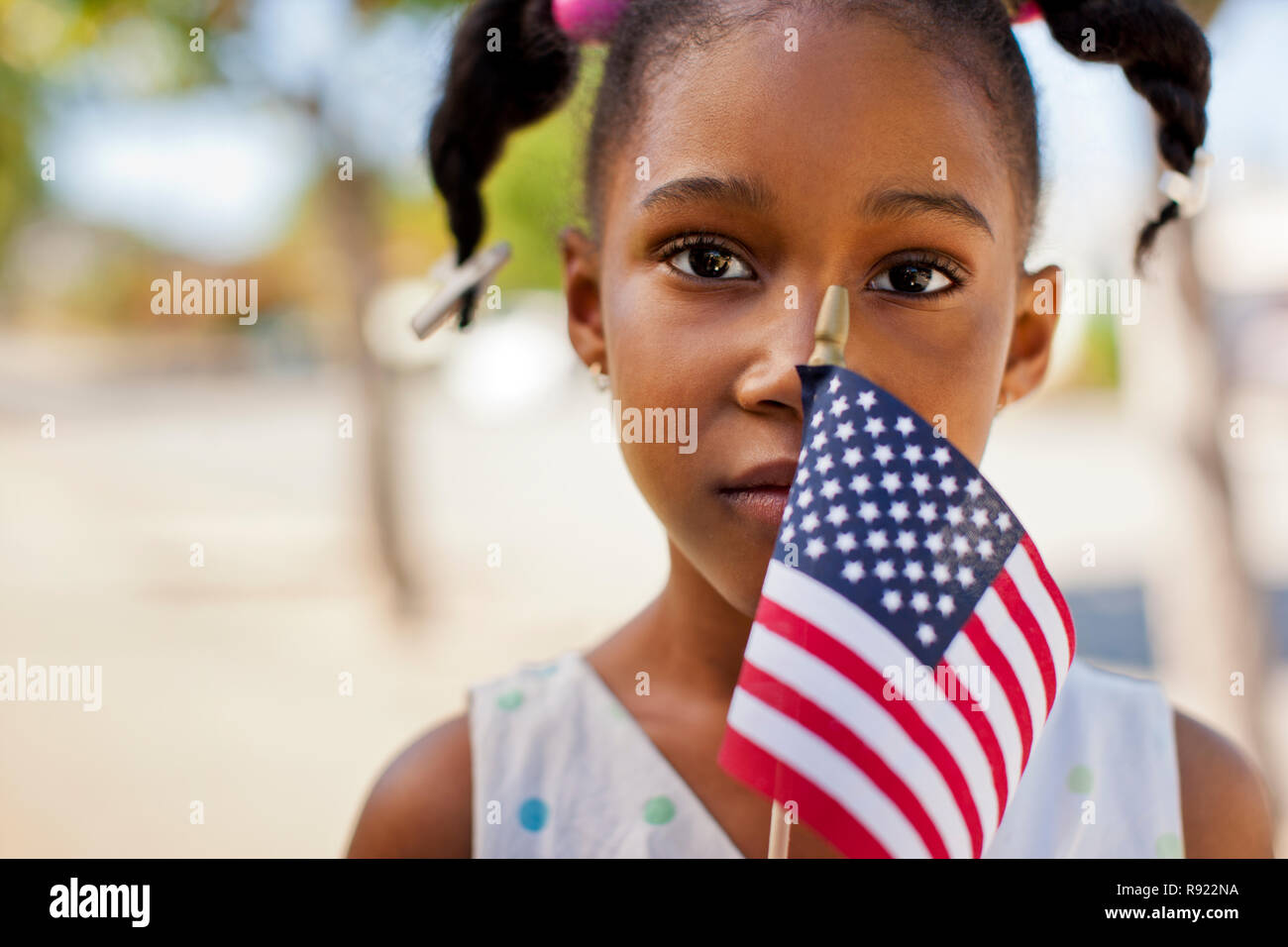 Portrait d'une jeune fille tenant un drapeau américain. Banque D'Images