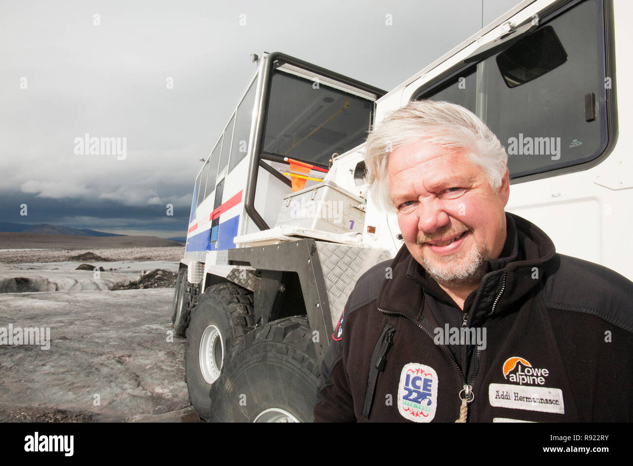 Vingt tonnes d'un camion de glace explorer détenue et dirigée par Arngrimur Hermannsson ( Arni). Il utilise le camion pour prendre les touristes sur la calotte de glace de Langjökull. Comme tous les glaciers d'Islande il est en train de fondre rapidement et prédit à disparaître dans un délai de 100 ans. Comme dit Arni, chaque fois que je viens ici, le glacier a reculé un peu plus loin. Banque D'Images