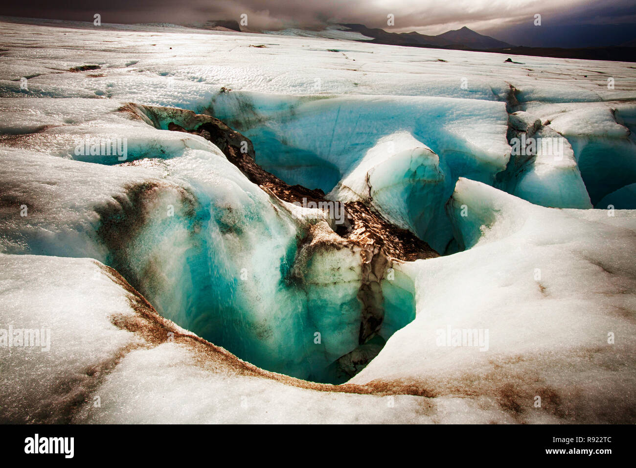 Sur l'eau de fonte glaciaire en Islande de Langjökull disparaissant dans un moulin. Comme tous les glaciers il recule rapidement en raison des changements climatiques et devrait disparaître dans les 100 prochaines années. Banque D'Images