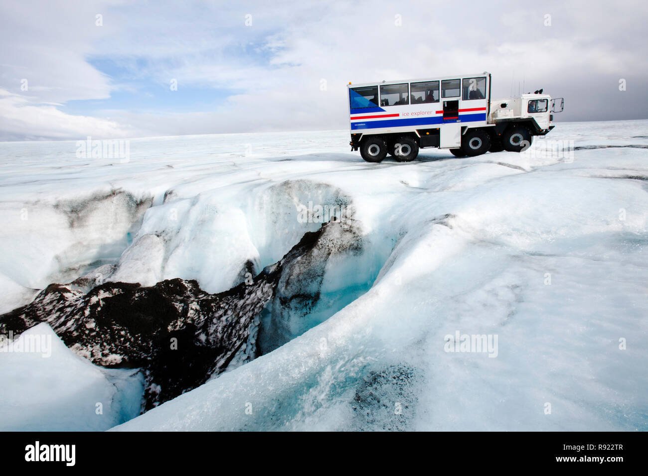 Vingt tonnes d'un camion de glace explorer détenue et dirigée par Arngrimur Hermannsson ( Arni) à côté d'un moulin, ou de puits pour trou de fonte. Il utilise le camion pour prendre les touristes sur la calotte de glace de Langjökull. Comme tous les glaciers d'Islande il est en train de fondre rapidement et prédit à disparaître dans un délai de 100 ans. Comme dit Arni, chaque fois que je viens de l'entendre, le glacier a reculé un peu plus loin. Banque D'Images