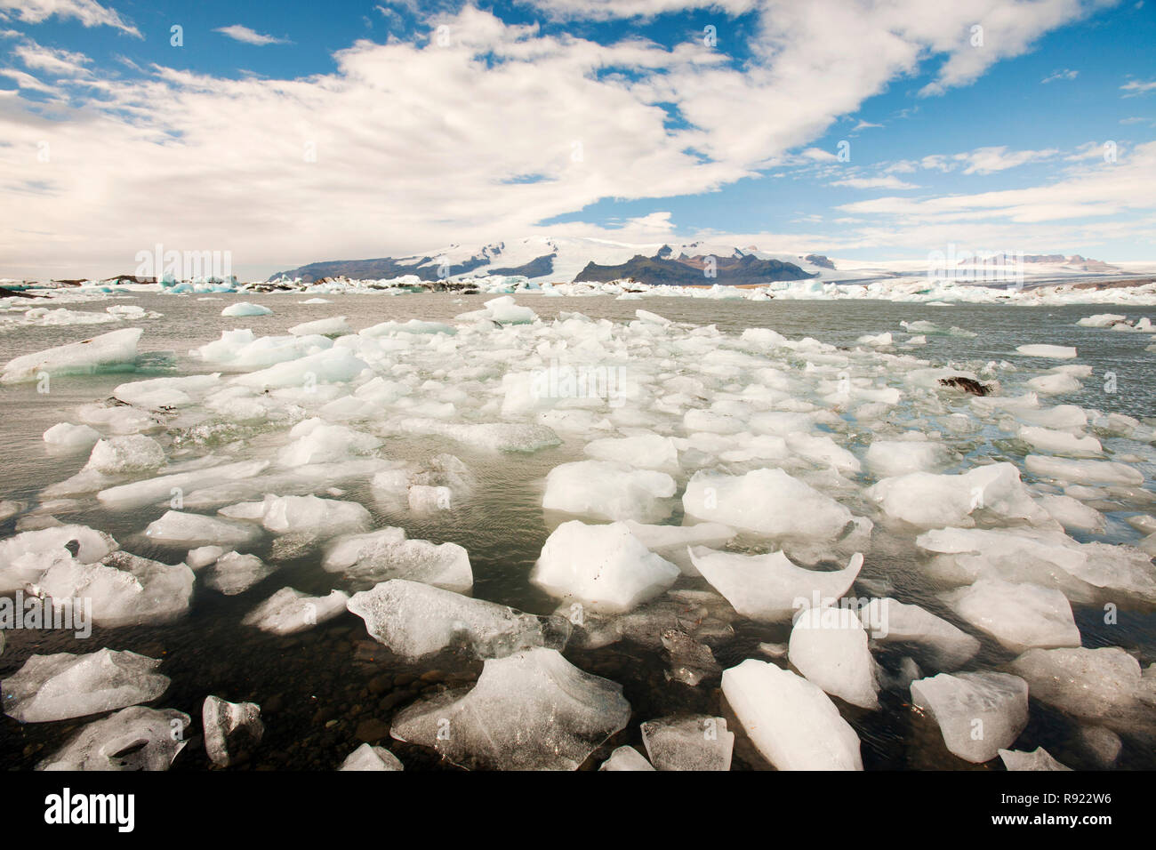 Glace Jokulsarlon lagoon est un des endroits les plus visités de l'Islande. Il a été créé par la régression rapide du glacier Breidamerkurjokull qui balaie en bas de la calotte glaciaire de Vatnajokull. Ice bergs mettent bas à l'avant et flotter dans le lagon avant de flotter sur la mer quand assez petit. Tous les glaciers reculent rapidement, et sont prévus pour disparaitre complètement dans les 100 prochaines années. Les films Batman et James Bond ont été filmés à la lagune de glace. Banque D'Images