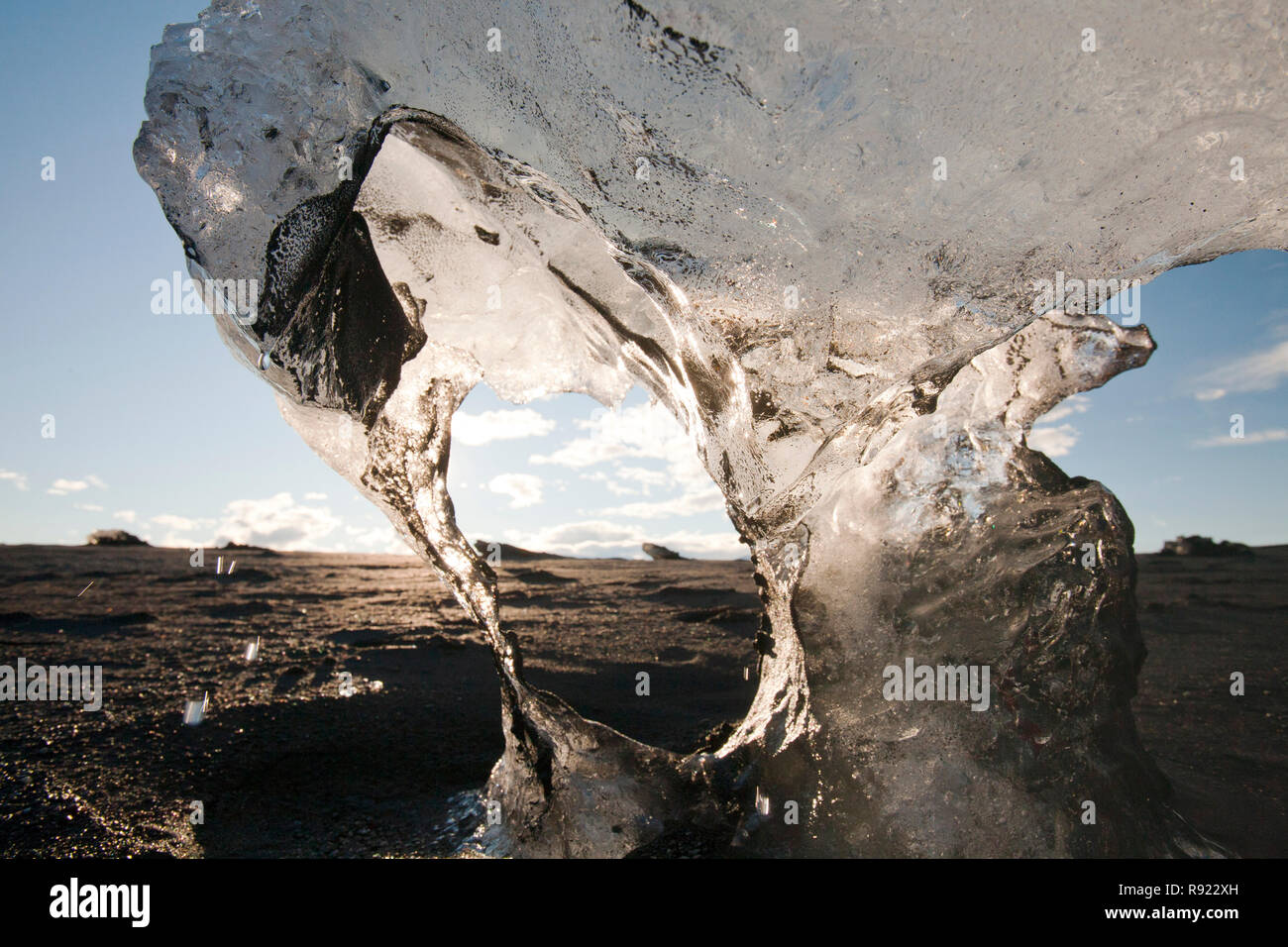 Une glace fondante à berg de glace Jökulsárlón lagon qui est l'un des endroits les plus visités de l'Islande. Il a été créé par la régression rapide du glacier Breidamerkurjokull qui balaie en bas de la calotte glaciaire de Vatnajokull. Ice bergs mettent bas à l'avant et flotter dans le lagon avant de flotter sur la mer quand assez petit. Tous les glaciers reculent rapidement, et sont prévus pour disparaitre complètement dans les 100 prochaines années. Les films Batman et James Bond ont été filmés à la lagune de glace. Banque D'Images