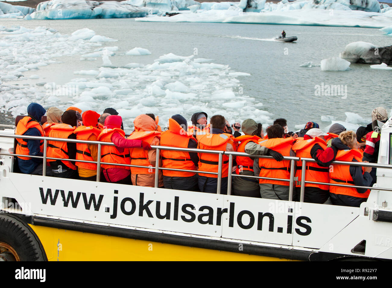 Glace Jokulsarlon lagoon est un des endroits les plus visités de l'Islande. Il a été créé par la régression rapide du glacier Breidamerkurjokull qui balaie en bas de la calotte glaciaire de Vatnajokull. Ice bergs mettent bas à l'avant et flotter dans le lagon avant de flotter sur la mer quand assez petit. Tous les glaciers reculent rapidement, et sont prévus pour disparaitre complètement dans les 100 prochaines années. Les films Batman et James Bond ont été filmés à la lagune de glace. Les touristes peuvent faire des excursions en bateau pour s'approcher des points de vue de l'iceberg. Banque D'Images