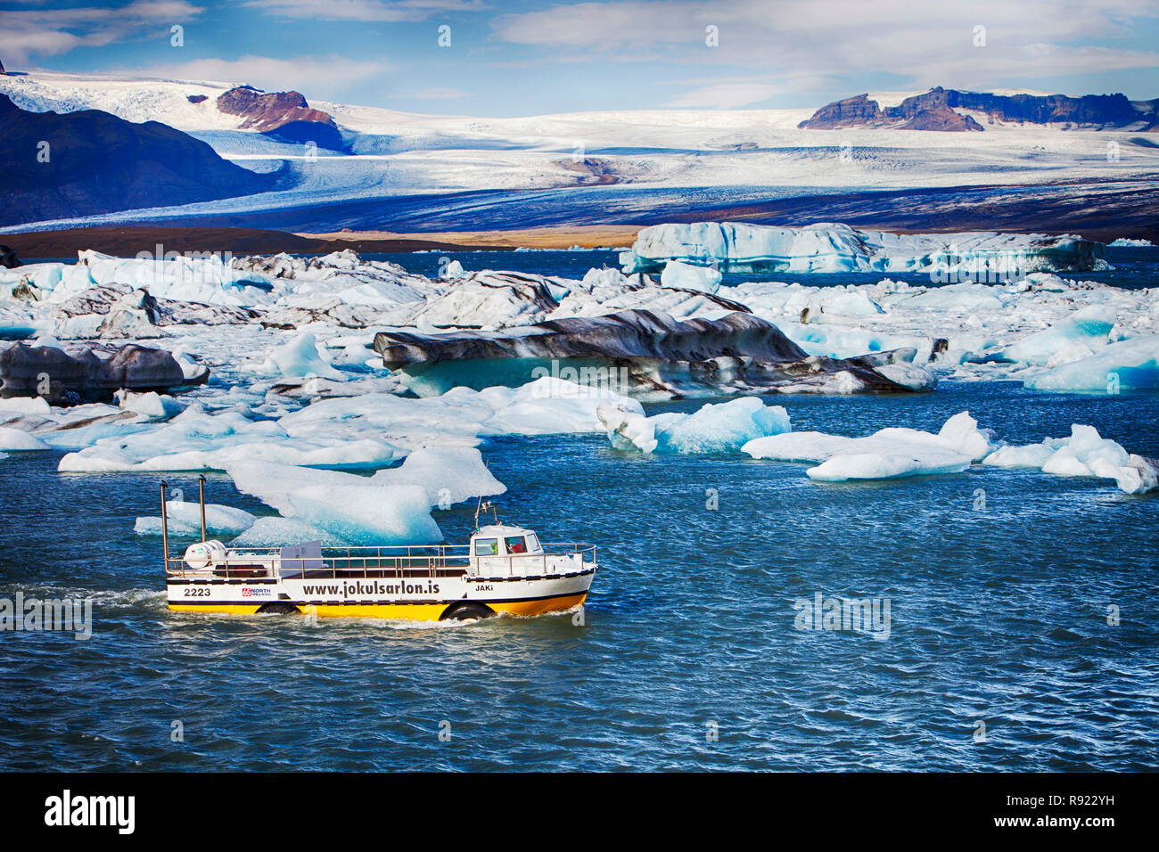 Glace Jokulsarlon lagoon est un des endroits les plus visités de l'Islande. Il a été créé par la régression rapide du glacier Breidamerkurjokull qui balaie en bas de la calotte glaciaire de Vatnajokull. Ice bergs mettent bas à l'avant et flotter dans le lagon avant de flotter sur la mer quand assez petit. Tous les glaciers reculent rapidement, et sont prévus pour disparaitre complètement dans les 100 prochaines années. Les films Batman et James Bond ont été filmés à la lagune de glace. Les touristes peuvent faire des excursions en bateau pour s'approcher des points de vue de l'iceberg. Banque D'Images