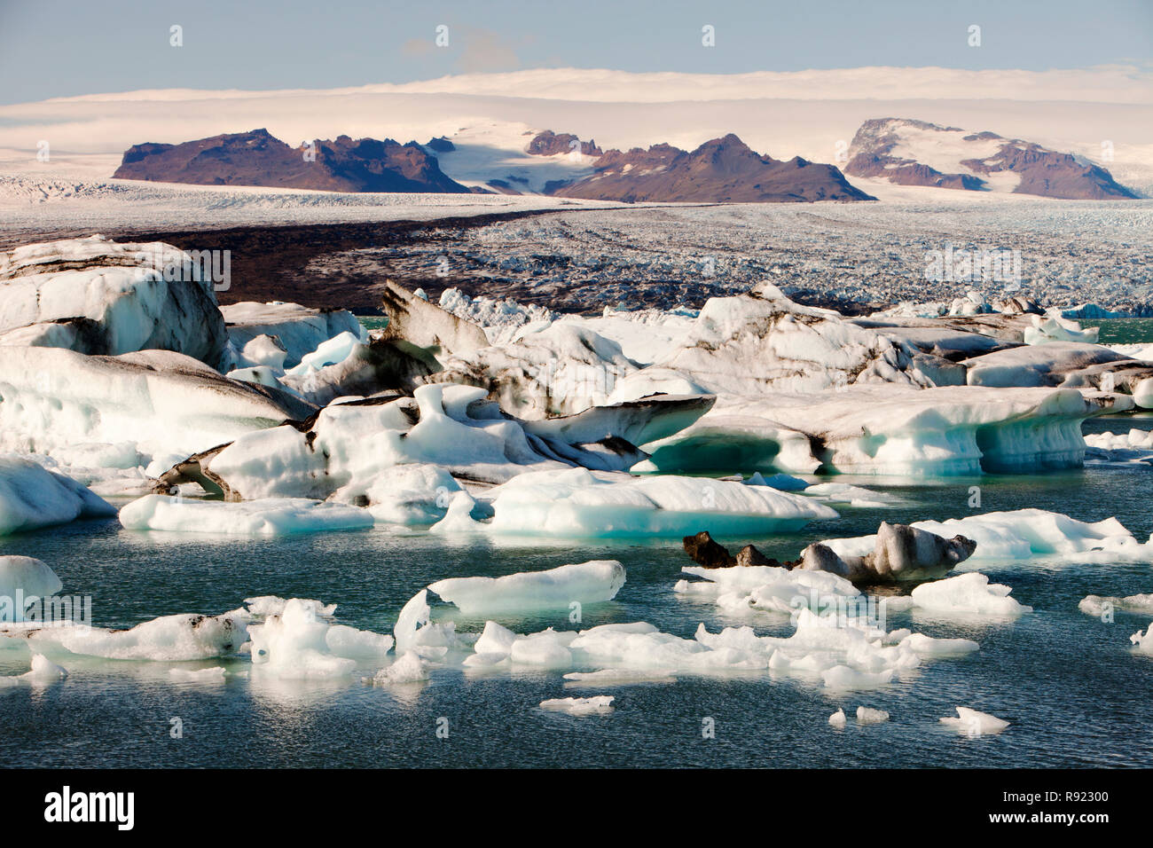 Glace Jokulsarlon lagoon est un des endroits les plus visités de l'Islande. Il a été créé par la régression rapide du glacier Breidamerkurjokull qui balaie en bas de la calotte glaciaire de Vatnajokull. Ice bergs mettent bas à l'avant et flotter dans le lagon avant de flotter sur la mer quand assez petit. Tous les glaciers reculent rapidement, et sont prévus pour disparaitre complètement dans les 100 prochaines années. Les films Batman et James Bond ont été filmés à la lagune de glace. Banque D'Images