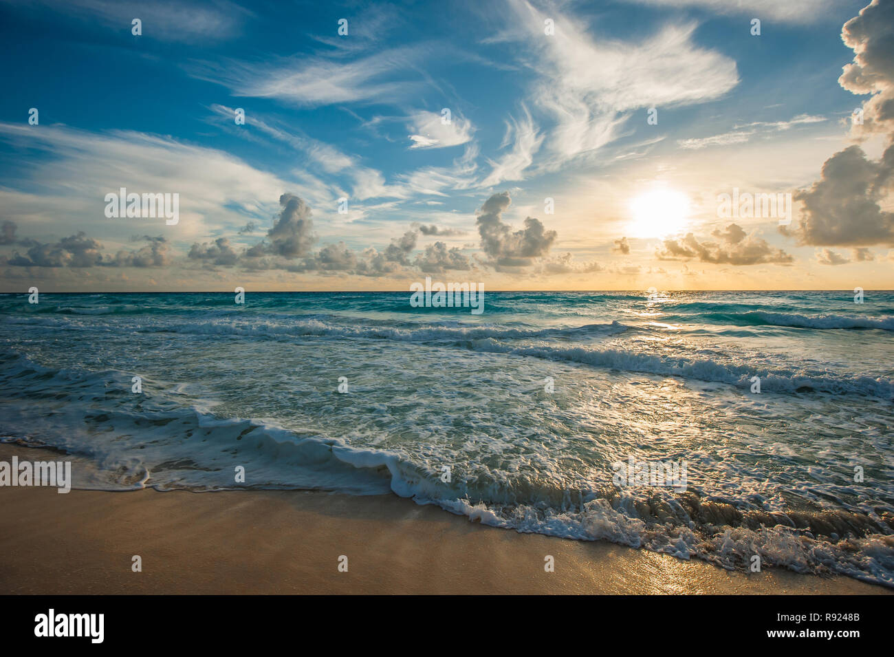 Aube colorée sur la mer Banque D'Images