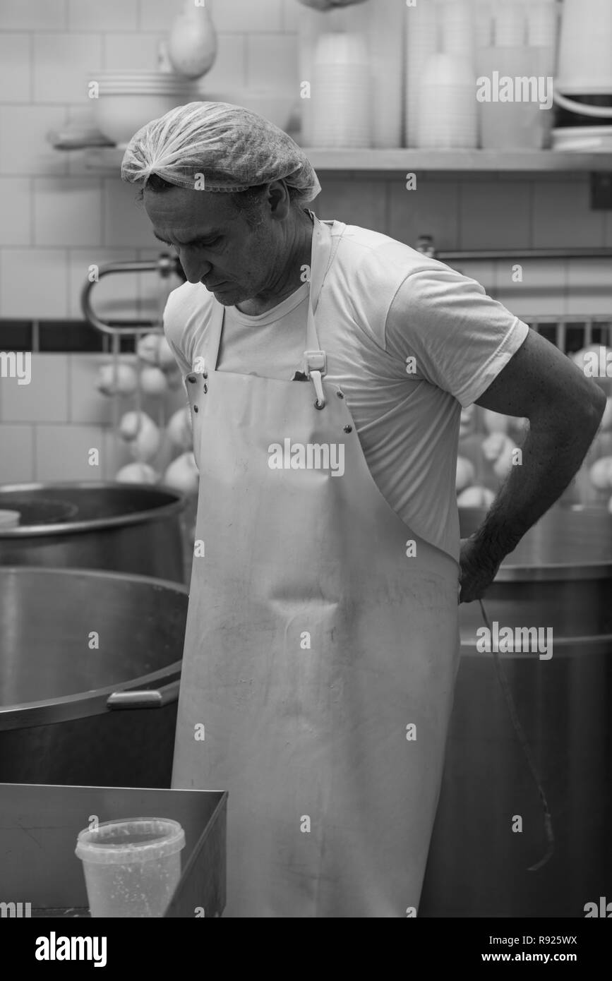Un homme prépare du fromage frais à la mozzarella NaNiNa usine. Paris, France, 6 novembre 2018. Banque D'Images
