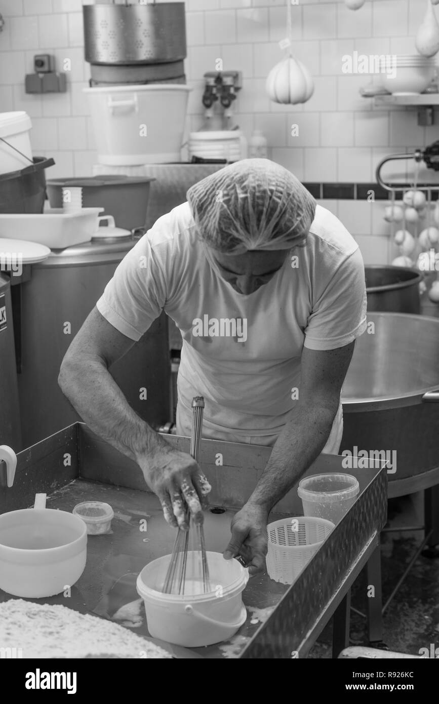 Un homme prépare du fromage frais à la mozzarella NaNiNa usine. Paris, France, 6 novembre 2018. Banque D'Images