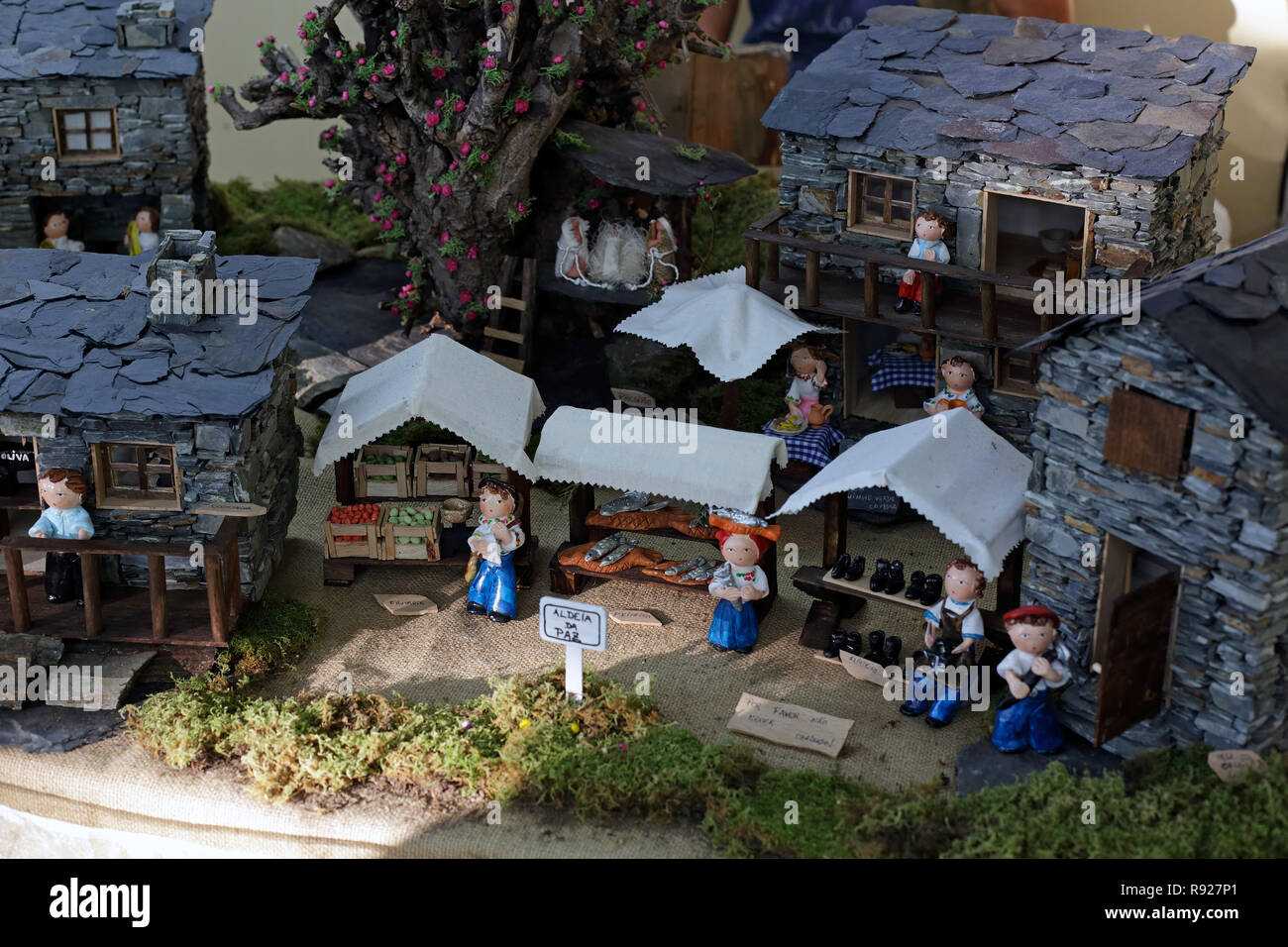 Miniature à la main d'un petit village de schiste à partir du portugais de l'intérieur. Artisanat traditionnel. Banque D'Images