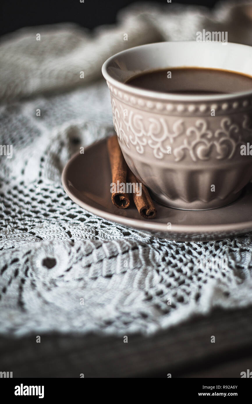 Café avec des bâtons de cannelle sur un fond de bois Banque D'Images