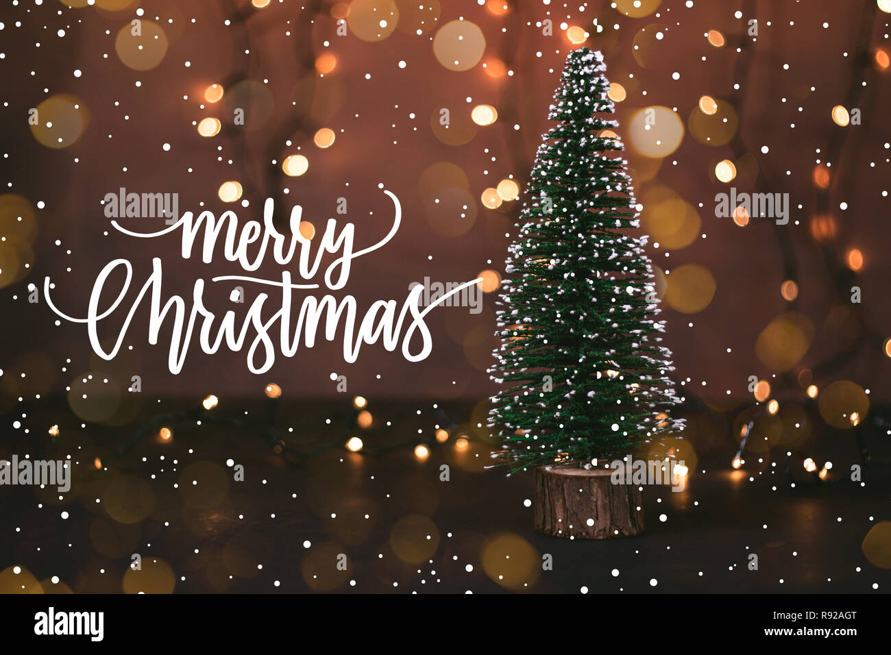 Photo D Un Arbre De Noel Avec La Neige Et Les Lumieres Bokeh Avec La Citation De Noel Photo Stock Alamy Photo D Un Arbre De Noel Avec La Neige Et Les Lumieres Bokeh Avec La Citation De Noel Photo Stock Alamy