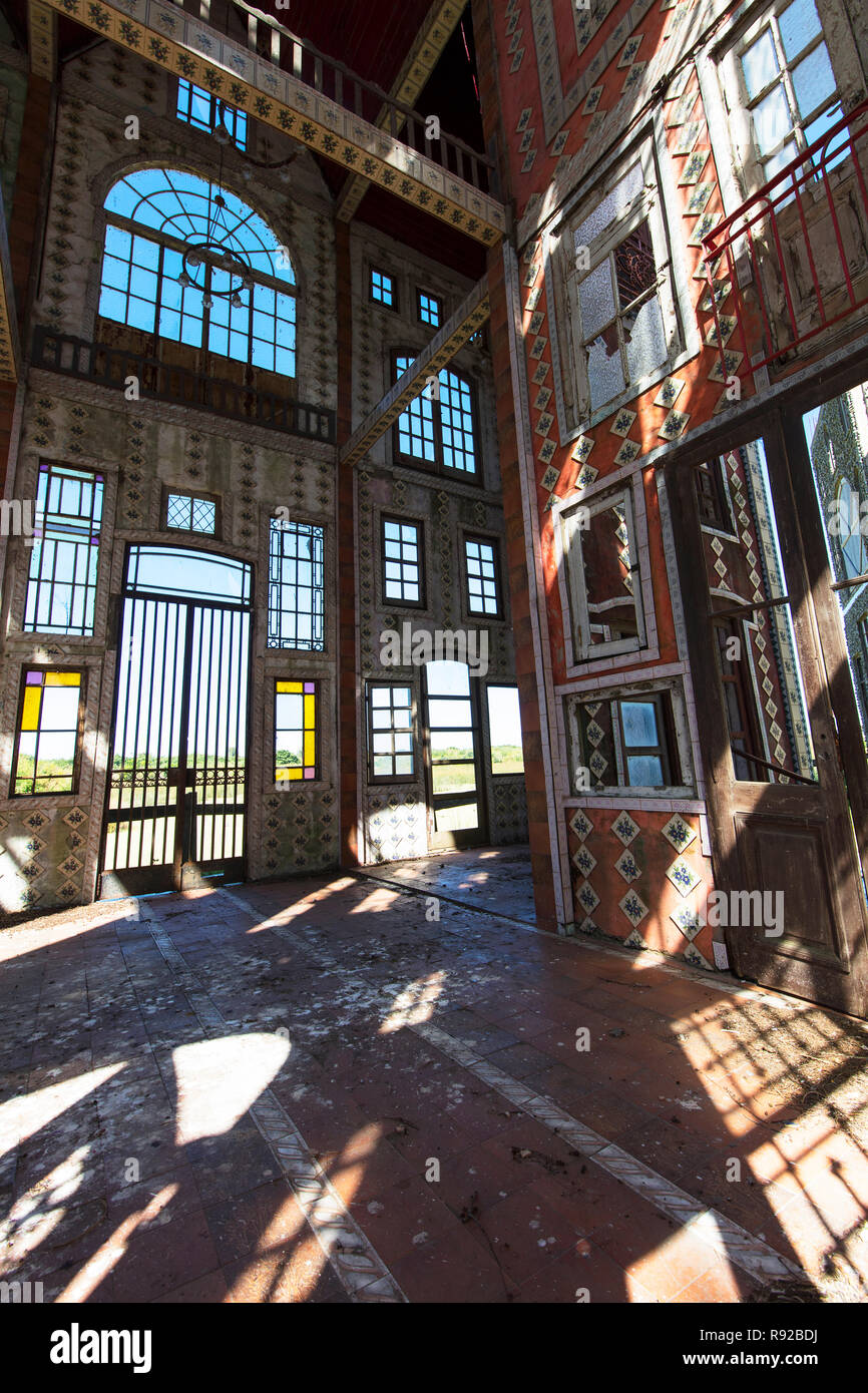 Les intérieurs d'un bâtiment à l'intérieur du village de Campanopolis éclectique. Gonzales Catan, Buenos Aires, Argentine. Banque D'Images