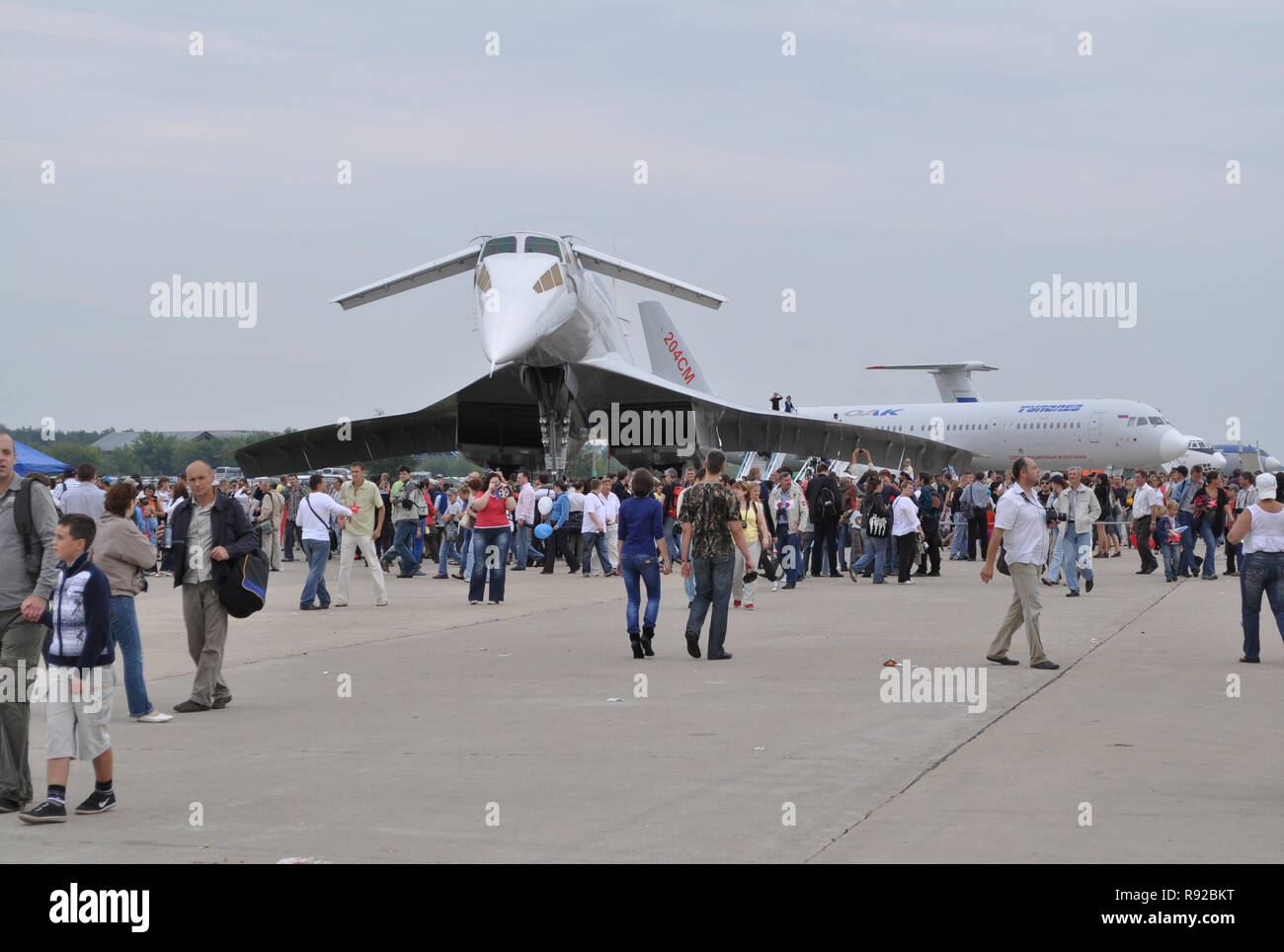 Joukovski, en Russie. 20 août 2011. Air show MAKS-2011. Des avions dans le parking. Airpliner supersonique Tupolev Tu-144 à l'avant-plan Banque D'Images
