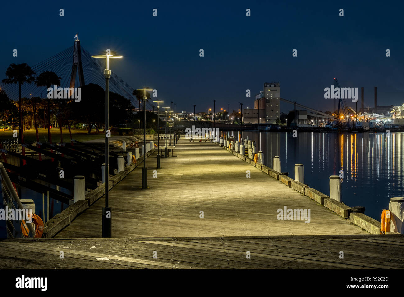 Promenade de nuit sur le port de Sydney Banque D'Images