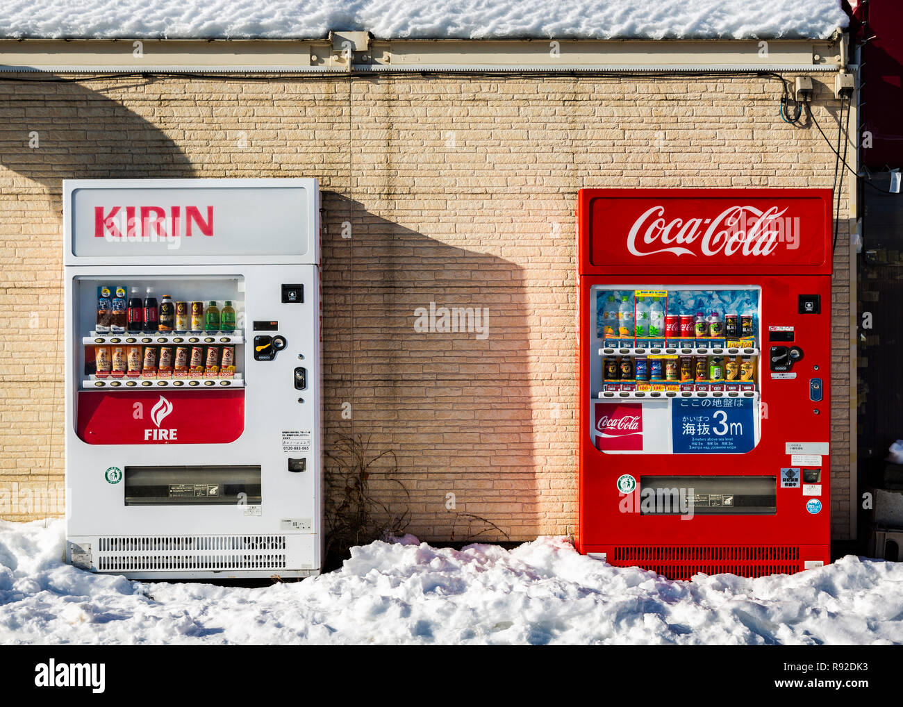Coca Cola et Kirin distributeurs automatiques dans les rues d'Otaru en saison d'hiver. Otaru, Hokkaido, Japon. Banque D'Images