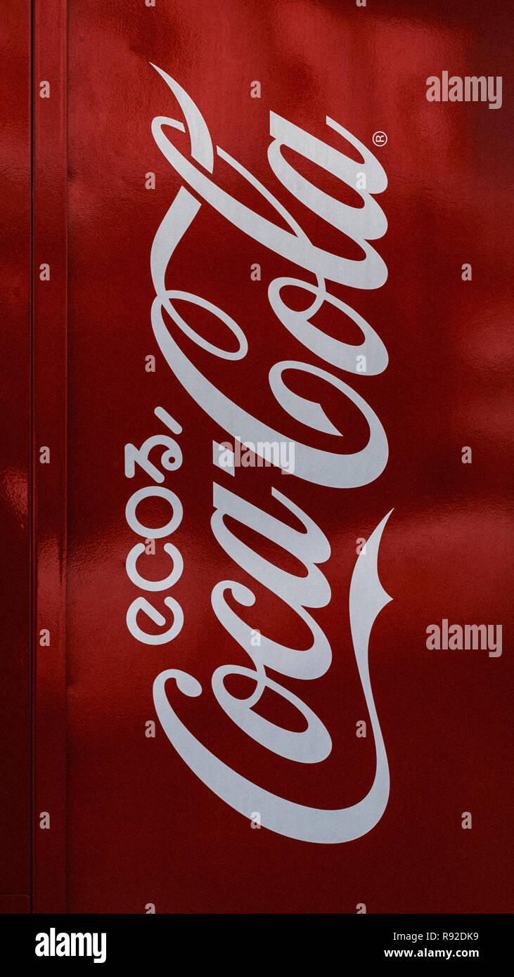 Eco Logo Coca Cola sur un distributeur automatique dans les rues d'Otaru. Hokkaido, Japon. Banque D'Images