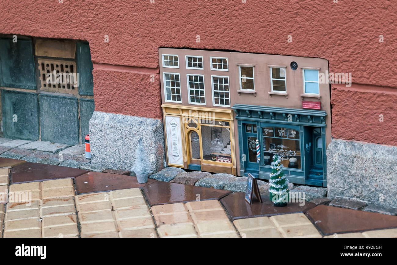 Malmö, Suède. Au 18 décembre 2018. Street art mystérieux créateurs Anonymouse a fait un autre monde avec les versions mini souris des commerces et activités, pour la troisième fois consécutive à Malmö Noël. Tommy Lindholm/Alamy Live News Banque D'Images