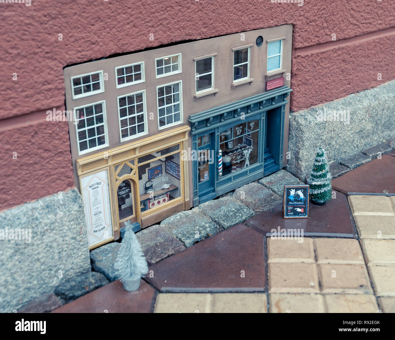 Malmö, Suède. Au 18 décembre 2018. Street art mystérieux créateurs Anonymouse a fait un autre monde avec les versions mini souris des commerces et activités, pour la troisième fois consécutive à Malmö Noël. Tommy Lindholm/Alamy Live News Banque D'Images
