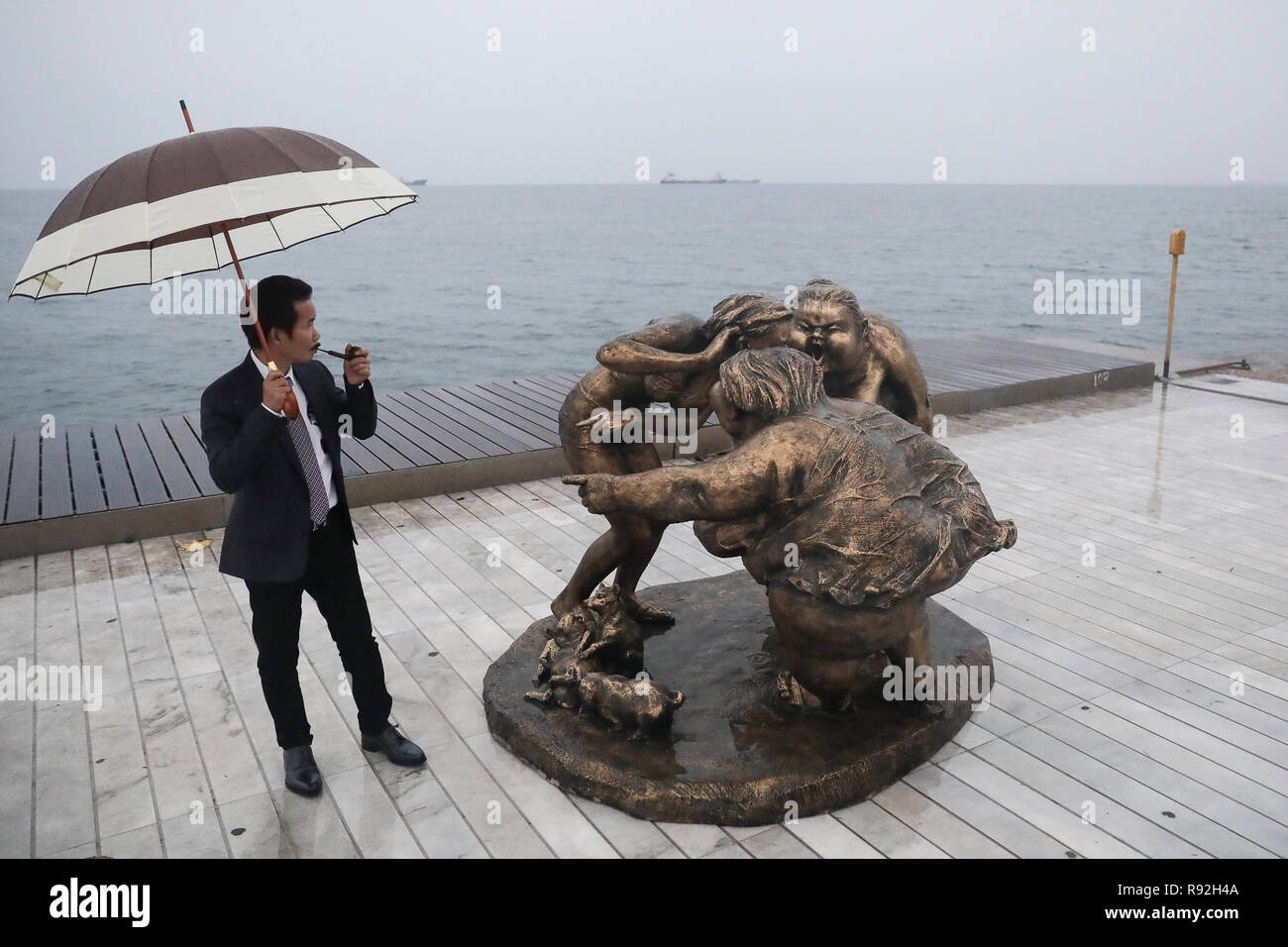 Thessalonique, Grèce. Dec 18, 2018. L'artiste chinois Xu Hongfei se distingue par l'une de ses sculptures à la ville portuaire de Thessalonique, en Grèce, le 18 décembre 2018. L'artiste chinois Xu Hongfei, président de l'Académie de Sculpture de Guangzhou, a présenté 15 de ses sculptures de personnages féminins à la ville portuaire de Thessalonique dans le nord de la Grèce, dans le cadre d'une tournée mondiale de son exposition. Credit : Dimitris Tosidis/Xinhua/Alamy Live News Banque D'Images