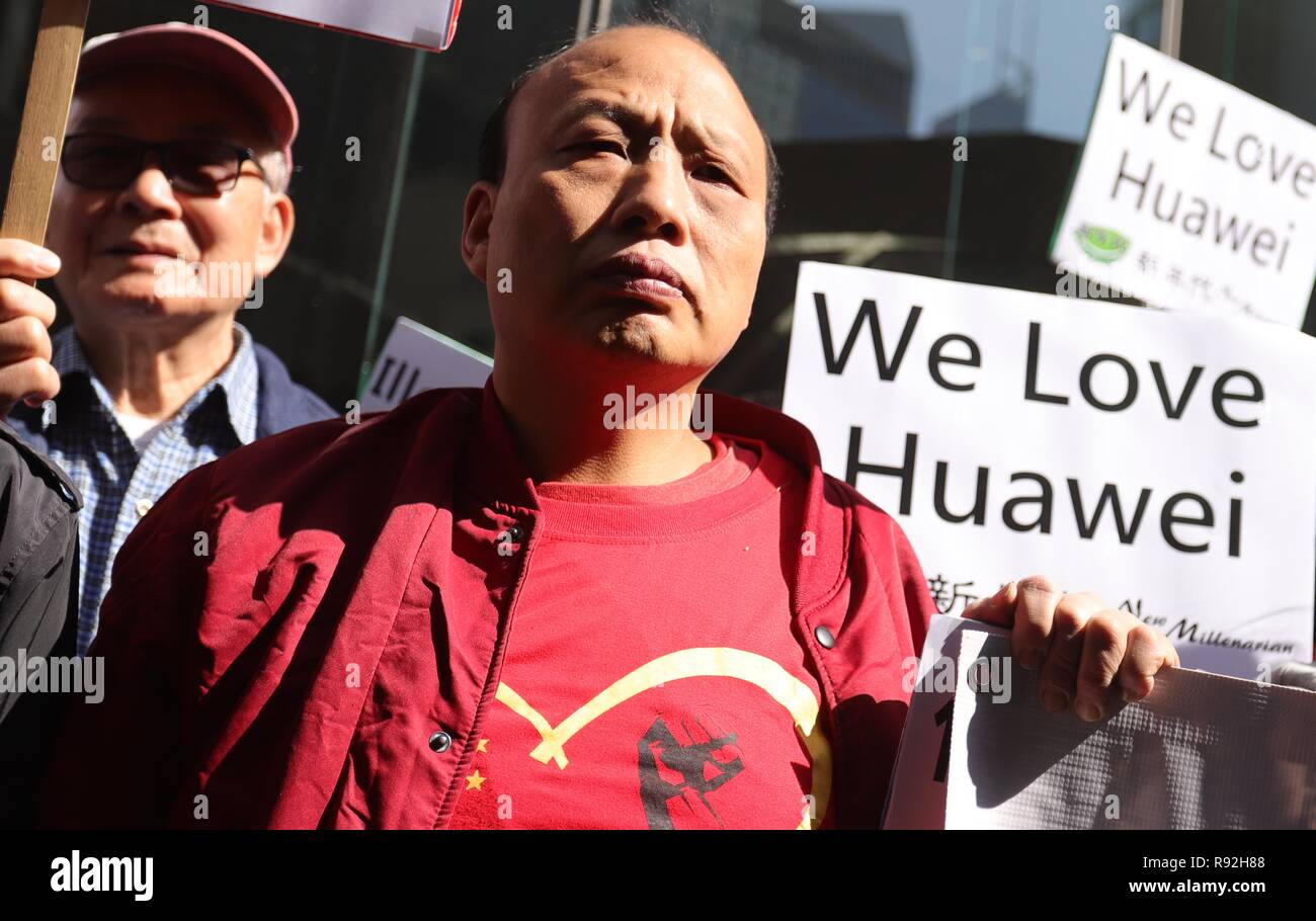 Hong Kong, Chine. Dec 18, 2018. Pro-China rassembler des manifestants downstair de Consulat général en Europe centrale, appelant à la libération immédiate de Meng Wanzhou. Credit : Liau Chung-ren/ZUMA/Alamy Fil Live News Banque D'Images