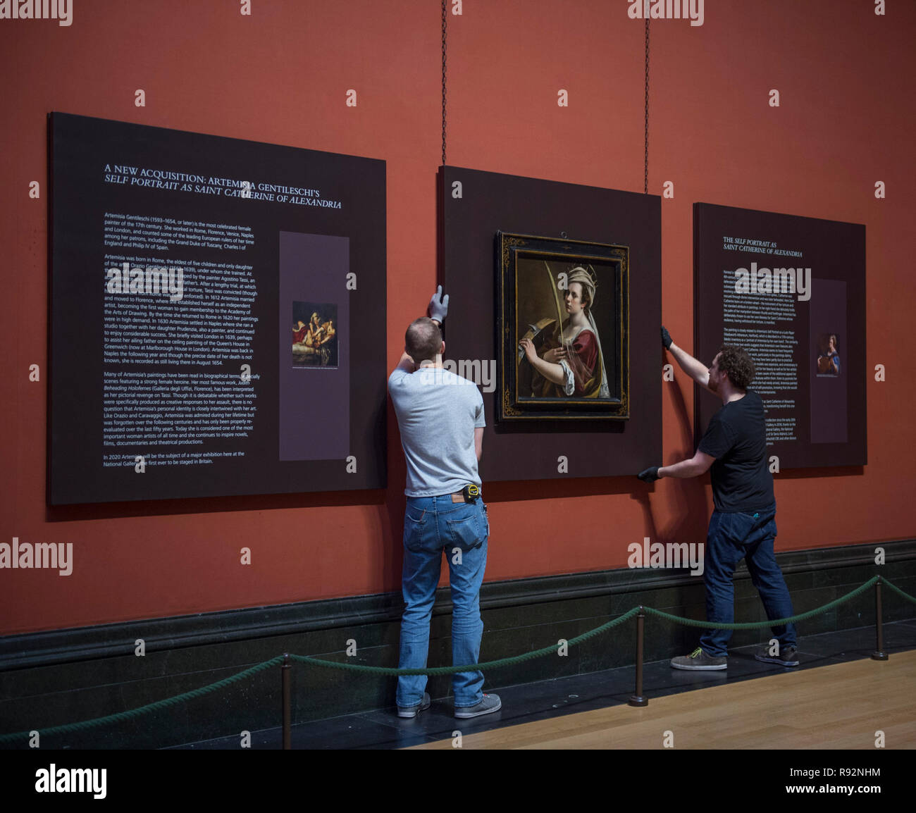 National Gallery, Londres, Royaume-Uni. 19 Décembre, 2018. En juillet 2017, la National Gallery, Londres a acquis une rare découvert récemment, l'auto-portrait par la plus célèbre artiste féminine de l'époque Baroque Italienne - Artemisia Gentileschi. Le mercredi 19 décembre 2018, Self Portrait comme Sainte Catherine d'Alexandrie, une peinture à l'huile d'environ 1615-17, va sur l'affichage public dans le centre de Hall de la Galerie nationale, après 5 mois de traitement de conservation. Credit : Malcolm Park/Alamy Live News. Banque D'Images