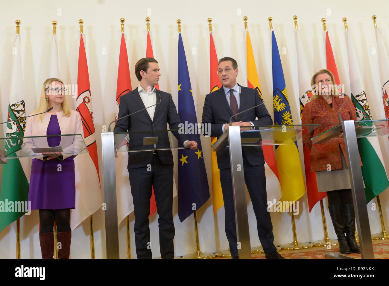 Vienne, Autriche. 19 décembre 2018. Foyer de presse après le Conseil des ministres de la Chancellerie fédérale de Vienne. Images (de l. à r.) Margarete Schramböck (ÖVP) Ministre fédéral de la localisation économique et de la numérisation, Chancelier de la République d'Autriche, Sebastian Kurz (ÖVP), Vice-Chancelier de la République d'Autriche, Heinz Christian Strache (FPÖ) et Karin Kneissl (FPÖ), Ministre fédéral de l'Europe, de l'intégration et des affaires étrangères. Credit: Franz PERC / Alamy Live News Banque D'Images