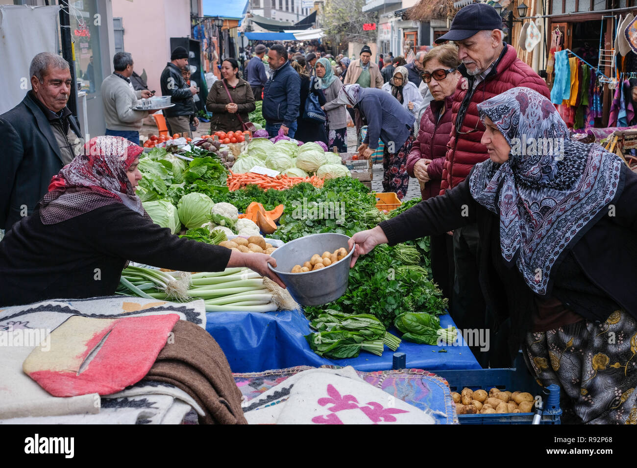 Pneu, la Turquie. Dec 11, 2018. Jour de marché à pneu dans la province turque d'Izmir. Les fruits et légumes frais sont offerts dans une vaste sélection. Credit : Jens Kalaene Zentralbild-/dpa/ZB/dpa/Alamy Live News Banque D'Images