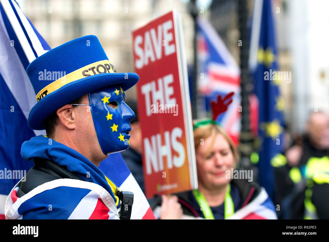 19 déc 2018 Londres. Anti-Brexit protestataires SODEM continuer leur protestation Brexit arrêt quotidienne à l'extérieur du Parlement. Steve Bray (l'homme avec des plaques en fond de chaque nouvelles programme) dans le masque Crédit : PjrFoto/Alamy Live News Banque D'Images
