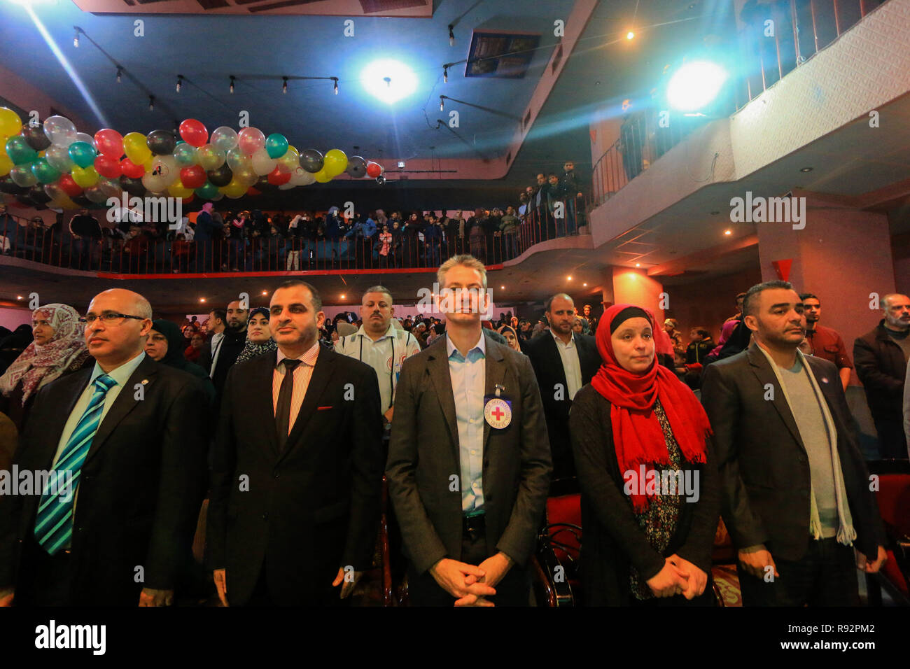 6 décembre 2018 - Une cérémonie avec des spectacles folkloriques traditionnels a lieu à Khan Younis, dans le sud de la bande de Gaza, pour célébrer le 50e anniversaire de la Société du Croissant-Rouge palestinien, qui a été officiellement créée en décembre 1968. La cérémonie, qui a été organisée par le service de réadaptation de la Société du Croissant-Rouge palestinien à Khan Younis, a également observé la Journée internationale des personnes handicapées. Le Pakistan est l'un des principaux fournisseurs de services à but non lucratif de services sociaux et médicaux en Cisjordanie et de la bande de Gaza. Il fournit également des soins de santé s Banque D'Images