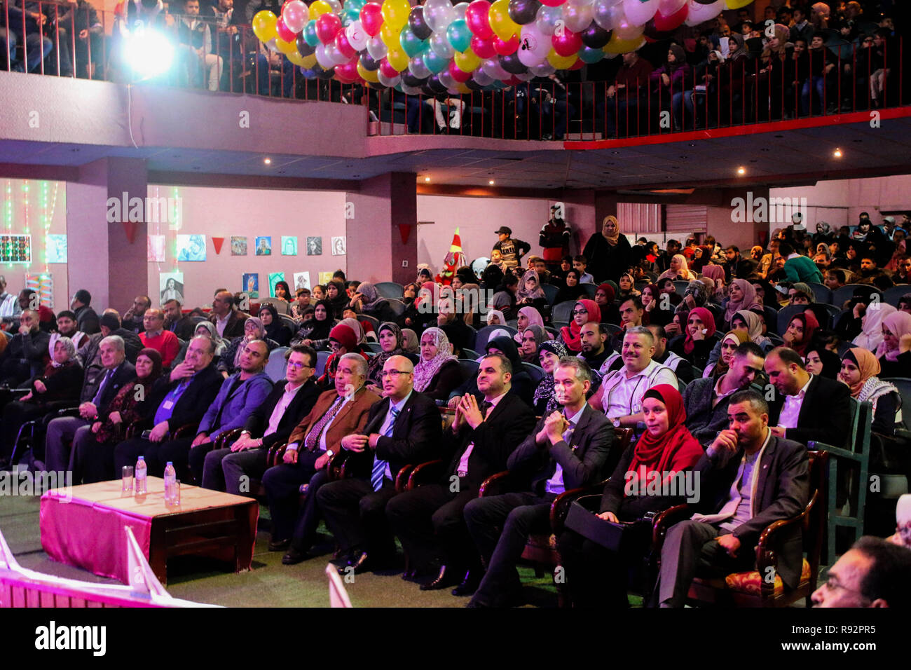 6 décembre 2018 - Une cérémonie avec des spectacles folkloriques traditionnels a lieu à Khan Younis, dans le sud de la bande de Gaza, pour célébrer le 50e anniversaire de la Société du Croissant-Rouge palestinien, qui a été officiellement créée en décembre 1968. La cérémonie, qui a été organisée par le service de réadaptation de la Société du Croissant-Rouge palestinien à Khan Younis, a également observé la Journée internationale des personnes handicapées. Le Pakistan est l'un des principaux fournisseurs de services à but non lucratif de services sociaux et médicaux en Cisjordanie et de la bande de Gaza. Il fournit également des soins de santé s Banque D'Images
