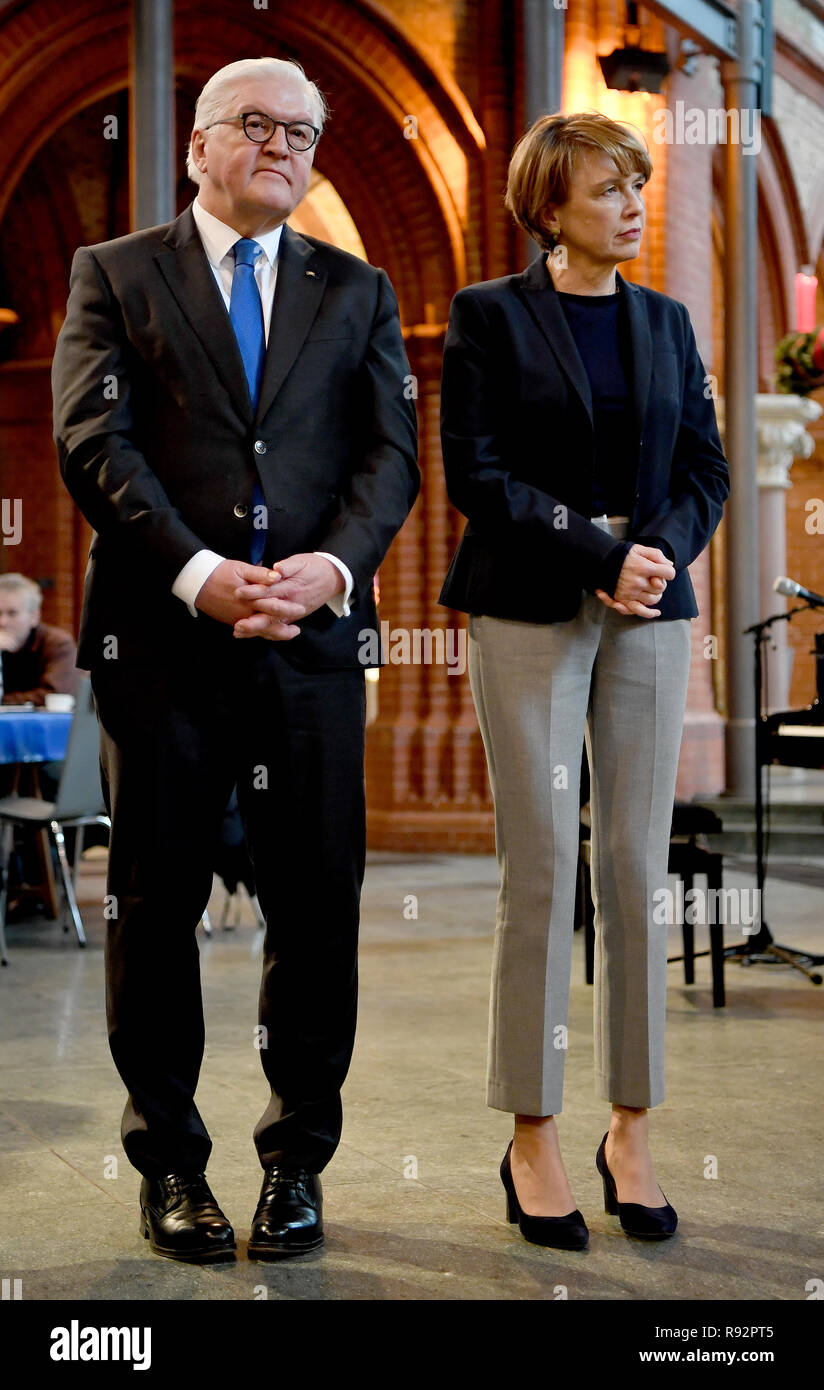 19 décembre 2018, Berlin : Président fédéral Frank-Walter STEINMEIER (SPD) et son épouse Elke Büdenbender visite de l'église de la Sainte Croix. Le président fédéral visite le réchauffement de la pièce de la Berliner Kältehilfe dans la Heilig-Kreuz-Kirche. Photo : Britta Pedersen/dpa-Zentralbild/dpa Banque D'Images