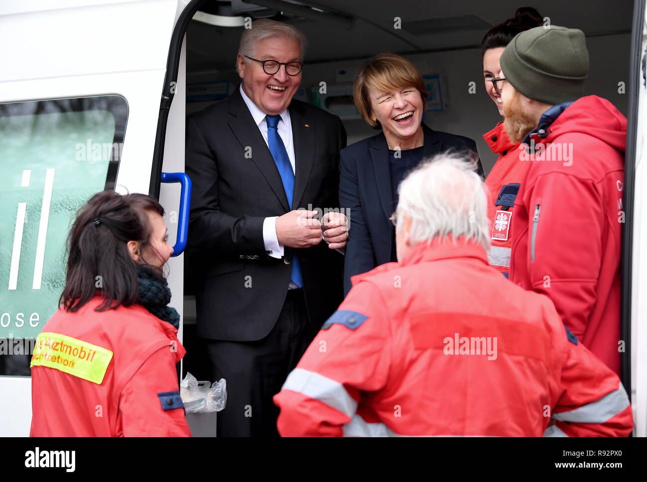 19 décembre 2018, Berlin : Président fédéral Frank-Walter STEINMEIER (SPD), et son épouse Elke Büdenbender (M) parler avec l'équipage d'un mobile. Le président fédéral visite le réchauffement de la pièce de la Berliner Kältehilfe dans la Heilig-Kreuz-Kirche. Photo : Britta Pedersen/dpa-Zentralbild/dpa Banque D'Images